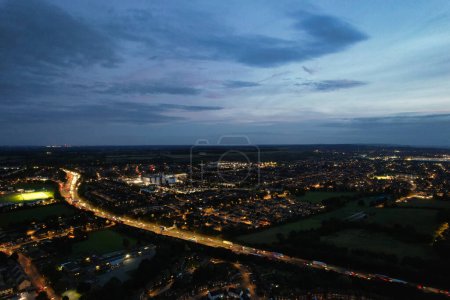 Téléchargez les photos : Vue Aérienne de Luton Town Illuminée d'Angleterre Grande-Bretagne, Royaume-Uni. Capturé Après Le Coucher Du Soleil Avec La Caméra Du Drone le 4 Octobre, 2023 - en image libre de droit