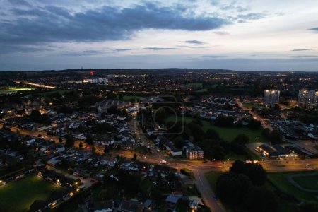 Téléchargez les photos : Vue Aérienne de Luton Town Illuminée d'Angleterre Grande-Bretagne, Royaume-Uni. Capturé Après Le Coucher Du Soleil Avec La Caméra Du Drone le 4 Octobre, 2023 - en image libre de droit