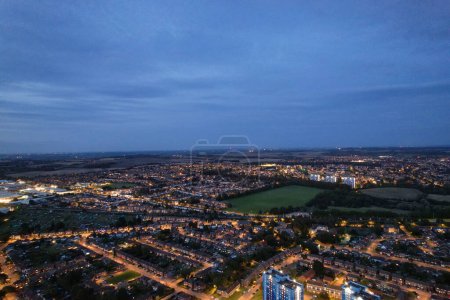 Foto de Vista aérea de Illuminated Luton Town of England Gran Bretaña, Reino Unido. Capturado después del atardecer con la cámara de Drone el 4 de octubre de 2023 - Imagen libre de derechos