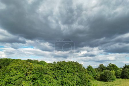 Foto de Más bella y mejor vista de ángulo alto de nubes dramáticas y gruesas y cielo azul sobre la campiña británica en Sharpenhoe Clappers cerca de la ciudad de Luton, Inglaterra. 24 de junio de 2023 Durante el Atardecer - Imagen libre de derechos