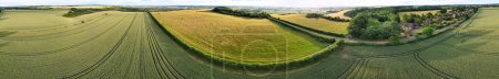 Téléchargez les photos : Fermes agricoles britanniques de Sharpenhoe Clappers Paysage rural À proximité Luton City of England Grande-Bretagne du Royaume-Uni. Des images ont été prises avec la caméra du drone le 24 juin 2023 - en image libre de droit