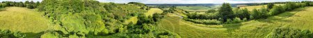 Foto de Granjas agrícolas británicas de Sharpenhoe Clappers Paisaje rural Cerca de Luton City of England Gran Bretaña del Reino Unido. Filmación fue capturada con la cámara de Drone el 24 de junio de 2023 - Imagen libre de derechos