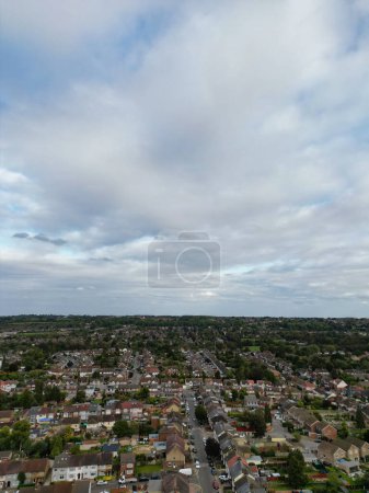 Foto de Vista aérea de Luton Town of England Gran Bretaña, Reino Unido. Capturado con la cámara de Drone el 30 de septiembre de 2023 desde gran altitud. - Imagen libre de derechos