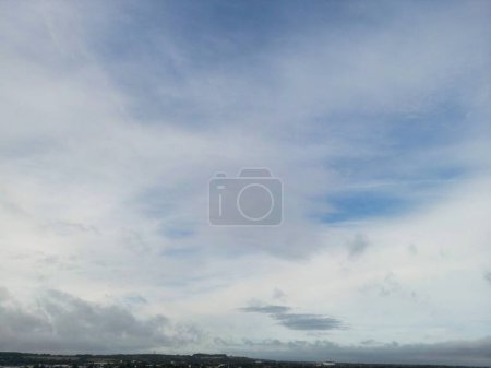 Téléchargez les photos : Vue grand angle des nuages dramatiques et du ciel au-dessus de Luton City. 30 septembre 2023 - en image libre de droit