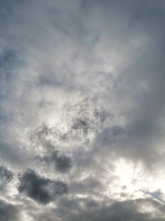 Foto de Vista en ángulo alto de nubes dramáticas y cielo sobre la ciudad de Luton. 30 de septiembre de 2023 - Imagen libre de derechos