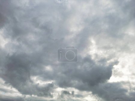 Téléchargez les photos : Vue à grand angle des nuages dramatiques et du ciel au-dessus de Luton City, en Angleterre, au coucher du soleil. 1er octobre 2023 - en image libre de droit