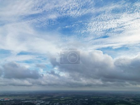 Foto de High Angle View of Dramatical Clouds and Sky over Luton City of England During Sunset (en inglés). 1 de octubre de 2023 - Imagen libre de derechos