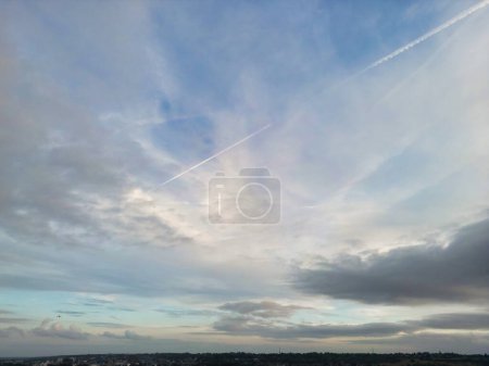 Téléchargez les photos : Vue à grand angle des nuages dramatiques et du ciel au-dessus de Luton City, en Angleterre, au coucher du soleil. 1er octobre 2023 - en image libre de droit