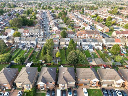 Téléchargez les photos : Vue Aérienne Panoramique De North Luton Town, Angleterre Grande-Bretagne, Royaume-Uni. L'image a été prise avec la caméra du drone le 8 octobre 2023 depuis une altitude moyenne. - en image libre de droit