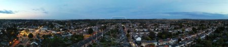 Téléchargez les photos : Panoramique de la ville illuminée de Luton City en Angleterre lors des plus beaux nuages colorés de ciel et d'orange au-dessus de l'Angleterre Royaume-Uni. Image prise avec la caméra du drone le 6 octobre 2023 - en image libre de droit