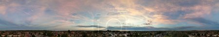 Foto de Panorámica de la ciudad de Luton iluminada de Inglaterra durante el cielo colorido más hermoso y nubes anaranjadas sobre Inglaterra Reino Unido. Imagen capturada con la cámara de Drone el 6 de octubre de 2023 - Imagen libre de derechos