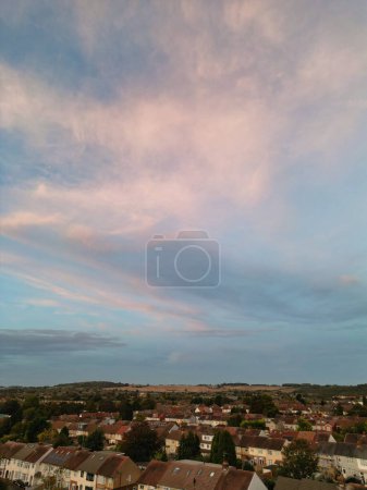 Téléchargez les photos : Vue à grand angle de la ville éclairée de Luton City en Angleterre lors des plus beaux nuages colorés de ciel et d'orange au-dessus du Royaume-Uni. Image prise avec la caméra du drone le 6 octobre 2023 - en image libre de droit
