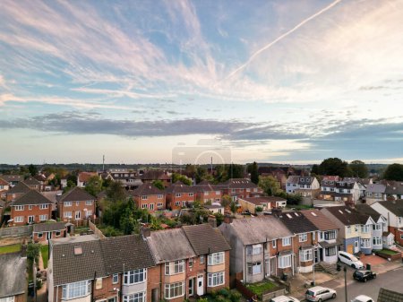Téléchargez les photos : Vue à grand angle de la ville éclairée de Luton City en Angleterre lors des plus beaux nuages colorés de ciel et d'orange au-dessus du Royaume-Uni. Image prise avec la caméra du drone le 6 octobre 2023 - en image libre de droit