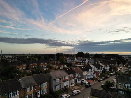 Foto de Vista de ángulo alto de la ciudad iluminada de Luton de Inglaterra durante el cielo colorido más hermoso y nubes anaranjadas sobre Inglaterra Reino Unido. Imagen capturada con la cámara de Drone el 6 de octubre de 2023 - Imagen libre de derechos