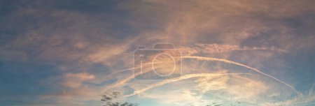 Foto de Colors of Sky and Clouds after Sunset over Luton City (en inglés). 10 de octubre de 2023 - Imagen libre de derechos