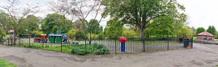 Téléchargez les photos : Luton, Angleterre, Royaume-Uni - 9 mai 2023 : Vide parc public le jour - en image libre de droit