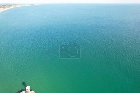 Téléchargez les photos : Vue Aérienne De L'attraction Touristique Britannique De Bournemouth Beach Et Vue Sur La Mer Ville D'angleterre Grande-Bretagne Royaume-Uni. Image à grand angle capturée avec la caméra du drone le 28 août 2023 - en image libre de droit