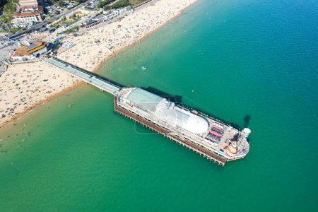 Téléchargez les photos : Vue Aérienne De L'attraction Touristique Britannique De Bournemouth Beach Et Vue Sur La Mer Ville D'angleterre Grande-Bretagne Royaume-Uni. Image à grand angle capturée avec la caméra du drone le 28 août 2023 - en image libre de droit