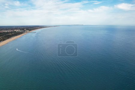 Foto de Vista aérea de la atracción turística británica de Bournemouth Beach y vista al mar Ciudad de Inglaterra Gran Bretaña Reino Unido. Imagen de ángulo alto capturada con la cámara del dron el 28 de agosto de 2023 - Imagen libre de derechos