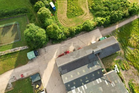 Téléchargez les photos : Fermes agricoles britanniques de Sharpenhoe Clappers Paysage rural À proximité Luton City of England Grande-Bretagne du Royaume-Uni. Capturé avec la caméra du drone le 26 juin 2023 - en image libre de droit