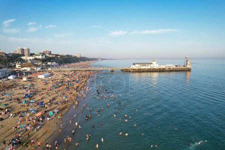 Foto de Vista aérea de muchas personas están disfrutando del caluroso día de verano sobre Inglaterra en Bournemouth Sandy Beach durante sus vacaciones. Atracción turística más hermosa capturada con la cámara del dron el 9 de septiembre de 2023, Inglaterra - Imagen libre de derechos