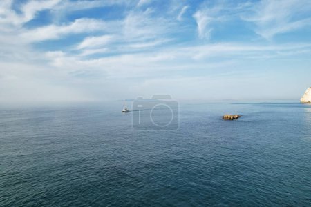 Foto de Vista panorámica más hermosa del paisaje británico y vista al mar de Durdle Door Beach of England Gran Bretaña, Reino Unido. Capturado con la cámara de Drone el 9 de septiembre de 2023 - Imagen libre de derechos