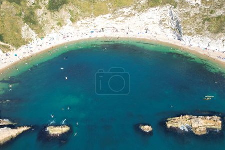 Téléchargez les photos : La plus belle vue grand angle du paysage britannique et vue sur la mer de Durdle Door Beach d'Angleterre Grande-Bretagne, Royaume-Uni. Capturé avec la caméra de Drone le 9 septembre 2023 - en image libre de droit