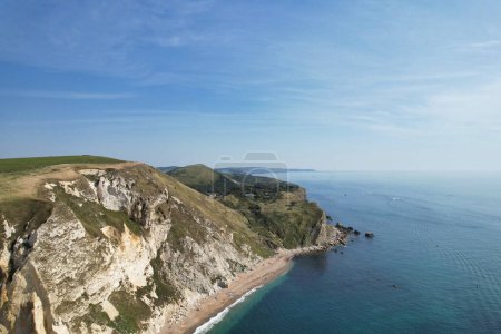 Téléchargez les photos : La plus belle vue grand angle du paysage britannique et vue sur la mer de Durdle Door Beach d'Angleterre Grande-Bretagne, Royaume-Uni. Capturé avec la caméra de Drone le 9 septembre 2023 - en image libre de droit