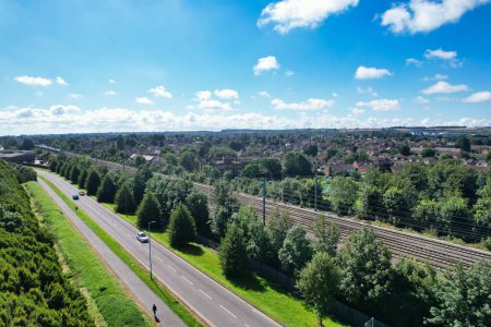 Foto de High Angle of Residential Real Estate Homes at North of Luton City of England, Great Britain (en inglés). La imagen fue capturada con la cámara del dron el 15 de agosto de 2023 - Imagen libre de derechos