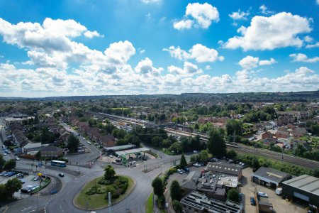 Foto de High Angle of Residential Real Estate Homes at North of Luton City of England, Great Britain (en inglés). La imagen fue capturada con la cámara del dron el 15 de agosto de 2023 - Imagen libre de derechos