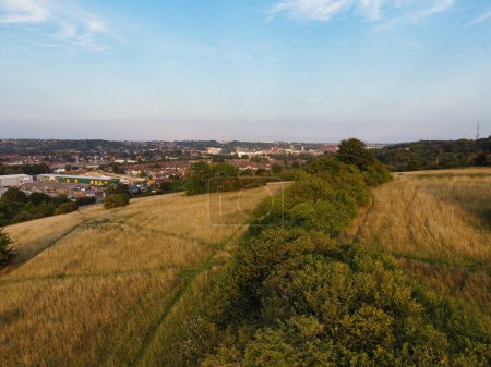 Foto de Vista aérea de la ciudad británica y el distrito residencial en Farley Hills durante la hermosa puesta de sol sobre la ciudad de Luton de Inglaterra, Reino Unido. 7 de septiembre de 2023 - Imagen libre de derechos