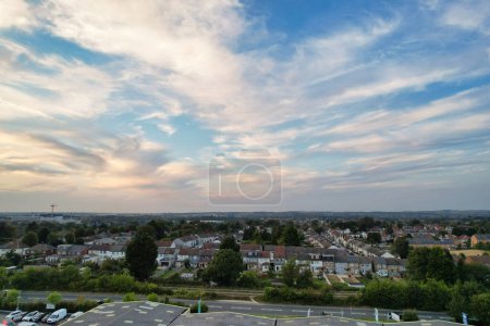 Foto de Vista aérea de la ciudad británica y el distrito residencial en Farley Hills durante la hermosa puesta de sol sobre la ciudad de Luton de Inglaterra, Reino Unido. 7 de septiembre de 2023 - Imagen libre de derechos