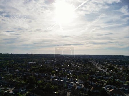 Téléchargez les photos : Vue Aérienne du Ciel Dramatique et des Nuages au-dessus de Luton City en Angleterre Grande Bretagne, Royaume-Uni - en image libre de droit