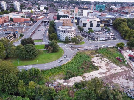 Foto de Aerial Footage of Central Luton Town of England Gran Bretaña, Reino Unido. El metraje del centro fue capturado con la cámara del dron el 1 de septiembre de 2023 - Imagen libre de derechos