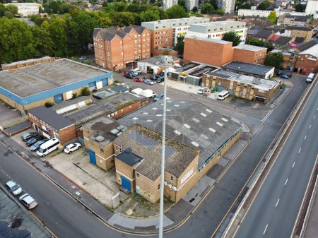 Foto de Aerial Footage of Central Luton Town of England Gran Bretaña, Reino Unido. El metraje del centro fue capturado con la cámara del dron el 1 de septiembre de 2023 - Imagen libre de derechos