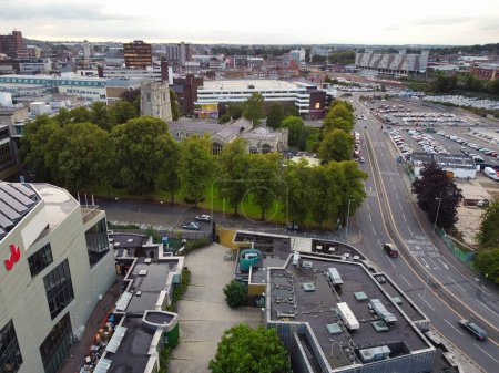 Téléchargez les photos : Images Aériennes de Central Luton Town, Angleterre Grande-Bretagne, Royaume-Uni. La séquence du centre-ville a été capturée avec la caméra du drone le 1er septembre 2023 - en image libre de droit