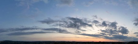 Foto de Vista panorámica en ángulo alto del cielo dramático y las nubes sobre Luton City of England UK After Sunset. Imagen capturada con la cámara de Drone el 2 de septiembre de 2023 - Imagen libre de derechos