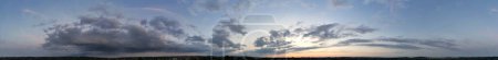Téléchargez les photos : Vue panoramique à grand angle du ciel dramatique et des nuages au-dessus de Luton City en Angleterre Royaume-Uni après le coucher du soleil. Image prise avec la caméra du drone le 2 septembre 2023 - en image libre de droit