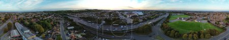 Téléchargez les photos : Panoramique Luton City et autoroutes pendant le coucher du soleil. Image prise le 15 octobre 2023 - en image libre de droit