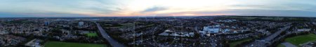 Téléchargez les photos : Panoramique Luton City et autoroutes pendant le coucher du soleil. Image prise le 15 octobre 2023 - en image libre de droit