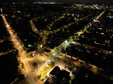 Téléchargez les photos : Vue Aérienne De Nuit des Autoroutes Britanniques avec Routes Illuminées et Trafic - en image libre de droit