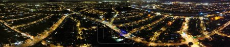 Foto de Vista aérea nocturna de las autopistas británicas con carreteras iluminadas y tráfico - Imagen libre de derechos