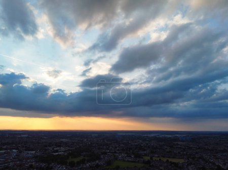 Téléchargez les photos : Vue à grand angle du ciel magnifique et dramatique avec nuages au-dessus de la ville de Luton en Angleterre Royaume-Uni pendant le coucher du soleil. Image a été prise le 15 septembre 2023 lors d'une belle journée ensoleillée. - en image libre de droit