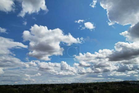 Téléchargez les photos : Vue à grand angle du ciel magnifique et dramatique avec nuages au-dessus de la ville de Luton en Angleterre Royaume-Uni - en image libre de droit