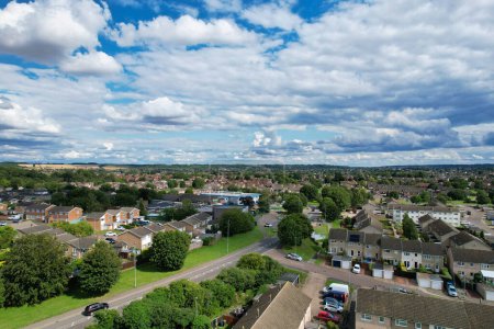 Foto de Vista aérea de Northern Luton City of England UK, imagen fue capturada el 19 de julio de 2023 durante el día nublado. - Imagen libre de derechos