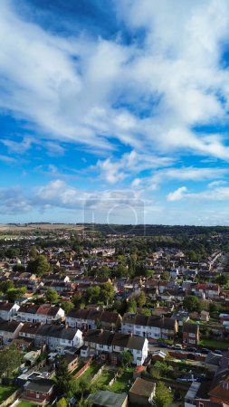 Foto de Vista en ángulo alto de casas residenciales de bienes raíces en la ciudad de Luton de Inglaterra Reino Unido. Imagen capturada el 14 de octubre de 2023 - Imagen libre de derechos