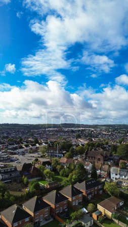 Foto de Vista en ángulo alto de casas residenciales de bienes raíces en la ciudad de Luton de Inglaterra Reino Unido. Imagen capturada el 14 de octubre de 2023 - Imagen libre de derechos