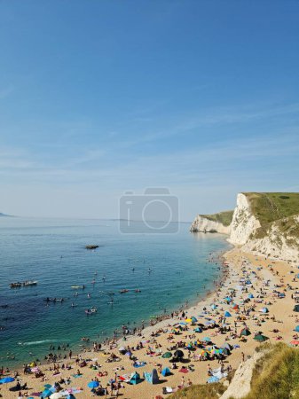 Foto de Multitud en Durdle Door Beach of England Gran Bretaña, Reino Unido. Capturado con la cámara de Drone el 9 de septiembre de 2023 - Imagen libre de derechos
