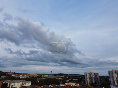 Téléchargez les photos : Vue à grand angle du ciel magnifique et dramatique avec nuages au-dessus de la ville de Luton en Angleterre Royaume-Uni pendant le coucher du soleil - en image libre de droit