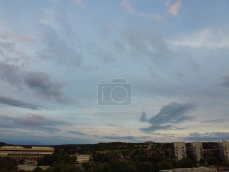 Foto de Vista de ángulo alto del cielo hermoso y dramático con nubes sobre la ciudad de Luton de Inglaterra Reino Unido durante la puesta del sol - Imagen libre de derechos